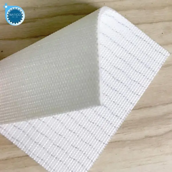 Băng tải PVC trắng 2 lớp bố c&oacute; độ linh hoạt cao, ph&ugrave; hợp cho d&acirc;y chuyền đ&oacute;ng g&oacute;i v&agrave; vận chuyển h&agrave;ng nhẹ