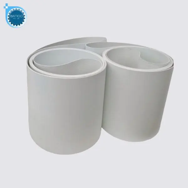 Băng tải PVC m&agrave;u trắng với nhiều quy c&aacute;ch, đ&aacute;p ứng nhu cầu lắp đặt trong c&aacute;c hệ thống băng chuyền c&ocirc;ng nghiệp