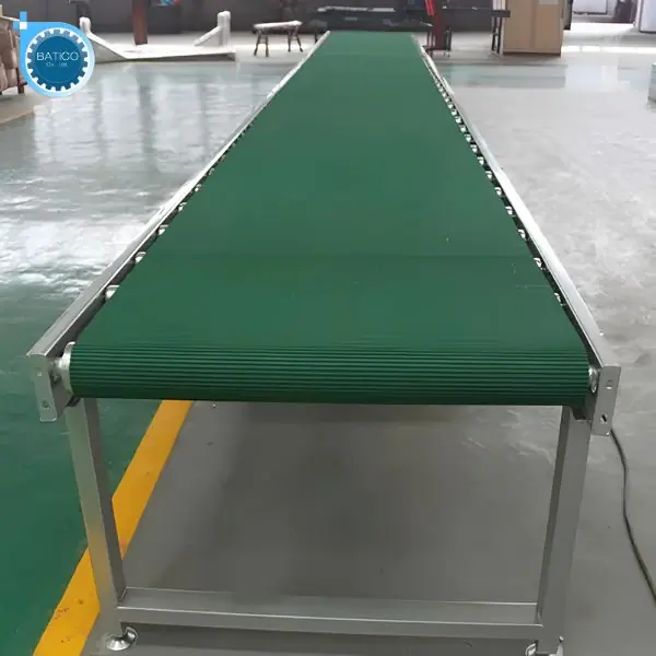 Băng tải PVC mặt nh&aacute;m với bề mặt hạt nổi gi&uacute;p tăng ma s&aacute;t, hạn chế h&agrave;ng h&oacute;a trượt lệch