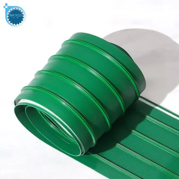 Băng tải PVC mặt g&acirc;n c&oacute; gờ chắn ngang, hỗ trợ vận chuyển h&agrave;ng h&oacute;a tr&ecirc;n đoạn nghi&ecirc;ng