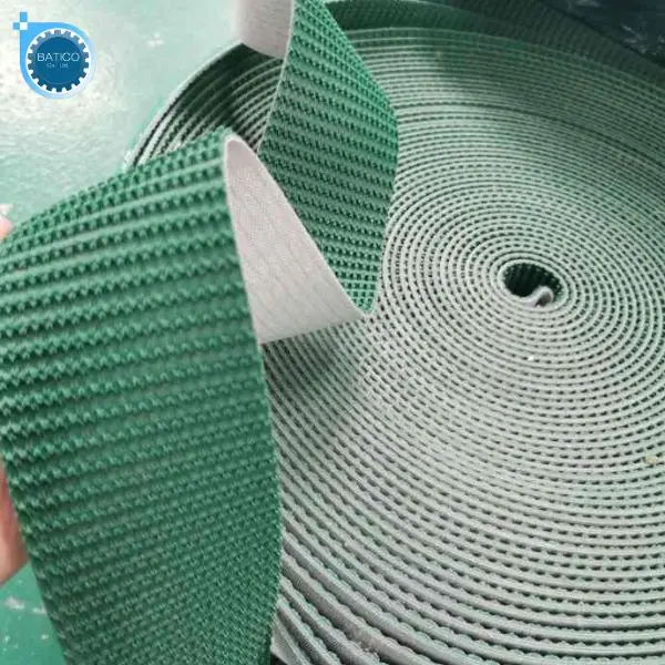 Băng tải PVC mặt nh&aacute;m vận chuyển bao xi măng, bao n&ocirc;ng sản v&agrave; nguy&ecirc;n liệu đ&oacute;ng bao l&ecirc;n dốc, hạn chế trượt h&agrave;ng