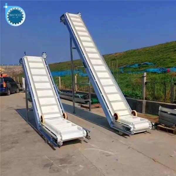 Băng tải PVC mặt nh&aacute;m vận chuyển khay tr&aacute;i c&acirc;y, lốc chai nhựa v&agrave; h&agrave;ng h&oacute;a đ&oacute;ng g&oacute;i tr&ecirc;n d&acirc;y chuyền sản xuất