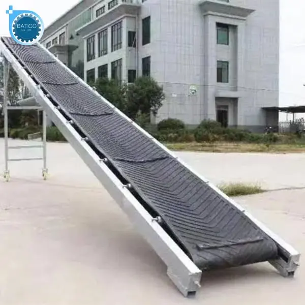 Băng tải PVC mặt nh&aacute;m với bề mặt tăng độ b&aacute;m, hỗ trợ vận chuyển h&agrave;ng h&oacute;a ổn định tr&ecirc;n đoạn dốc