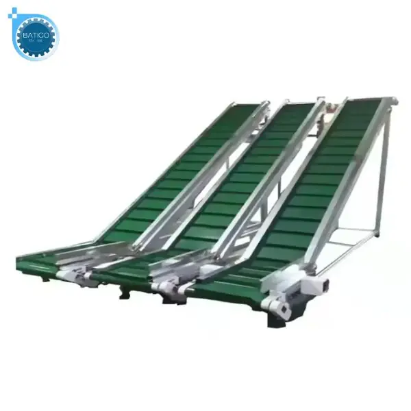 Băng tải PVC tải dốc được lắp đặt tr&ecirc;n khung nghi&ecirc;ng, hỗ trợ vận chuyển h&agrave;ng h&oacute;a giữa c&aacute;c độ cao