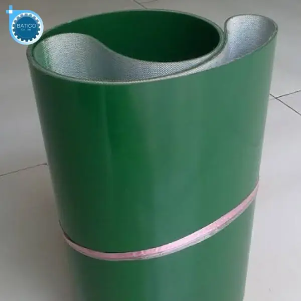 Băng tải PVC m&agrave;u xanh được tăng căng đ&uacute;ng kỹ thuật