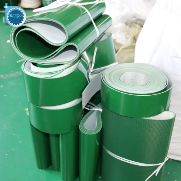 Băng tải PVC m&agrave;u xanh cần thay mới khi bị hư hỏng kết cấu