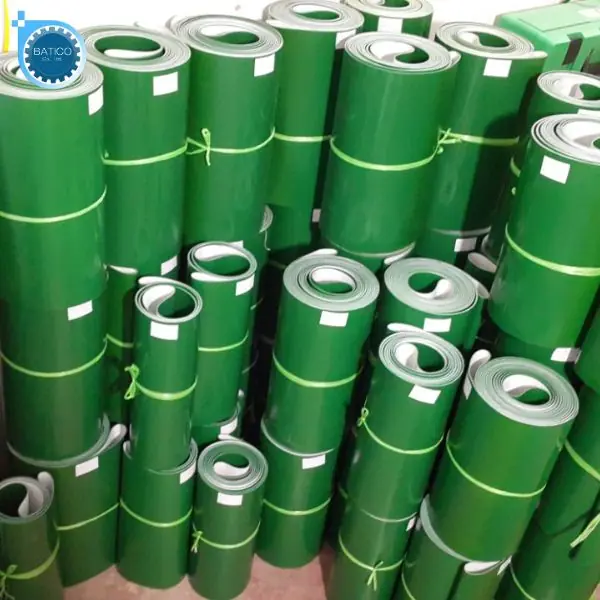 Kiểm tra v&agrave; bảo tr&igrave; băng tải PVC m&agrave;u xanh định kỳ