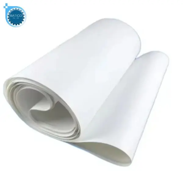 So s&aacute;nh cấu tạo v&agrave; đặc điểm bề mặt của băng tải PVC trắng hai mặt trơn với loại một mặt trơn