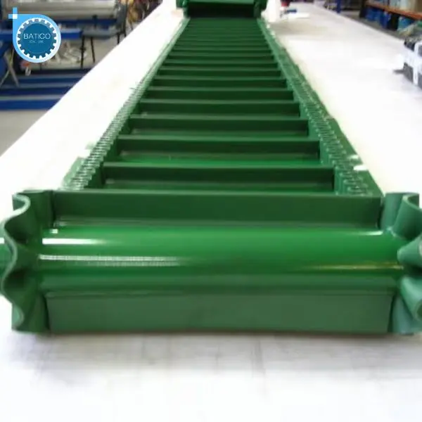Cấu tạo băng tải PVC với lớp nhựa bề mặt v&agrave; lớp bố vải b&ecirc;n trong, tăng độ bền khi vận h&agrave;nh