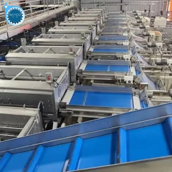 Băng tải PVC nh&aacute;m, d&aacute;n gờ v&agrave; gạt gi&uacute;p tăng độ b&aacute;m, hạn chế trượt h&agrave;ng khi vận chuyển tr&ecirc;n dốc