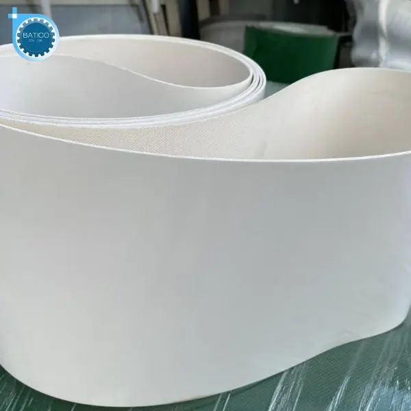 Băng tải PVC trắng chất lượng cao cần đ&aacute;p ứng y&ecirc;u cầu về nguồn gốc, quy c&aacute;ch gia c&ocirc;ng v&agrave; ch&iacute;nh s&aacute;ch bảo h&agrave;nh