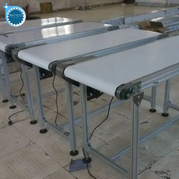 Cấu tạo băng tải PVC trắng với lớp bố chịu lực gi&uacute;p vận chuyển h&agrave;ng h&oacute;a nhẹ trong d&acirc;y chuyền sản xuất