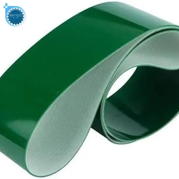 Băng tải PVC xanh trơn c&oacute; bề mặt nhẵn mịn, hỗ trợ vận chuyển h&agrave;ng h&oacute;a ổn định trong d&acirc;y chuyền sản xuất