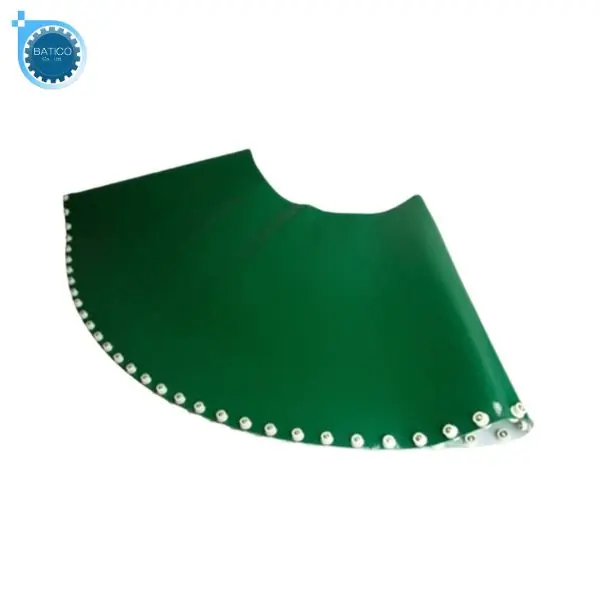 Băng tải PVC g&oacute;c 90 độ được thiết kế theo y&ecirc;u cầu, hỗ trợ vận chuyển h&agrave;ng h&oacute;a qua c&aacute;c đoạn chuyển hướng trong d&acirc;y chuyền sản xuất