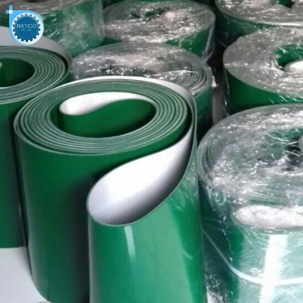 Băng tải PVC m&agrave;u xanh với bề mặt nhẵn, ph&ugrave; hợp cho quy tr&igrave;nh nối &eacute;p nhiệt trong hệ thống vận chuyển c&ocirc;ng nghiệp