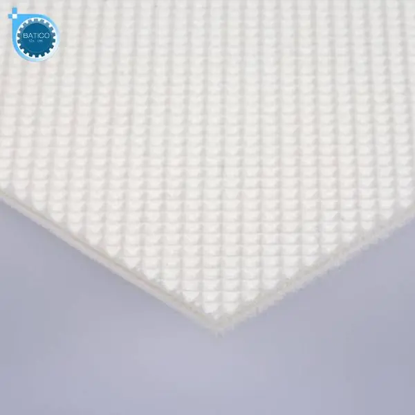 Băng tải PVC trắng caro ph&ugrave; hợp với d&acirc;y chuyền đ&oacute;ng g&oacute;i thực phẩm, bao b&igrave; v&agrave; linh kiện điện tử nhẹ