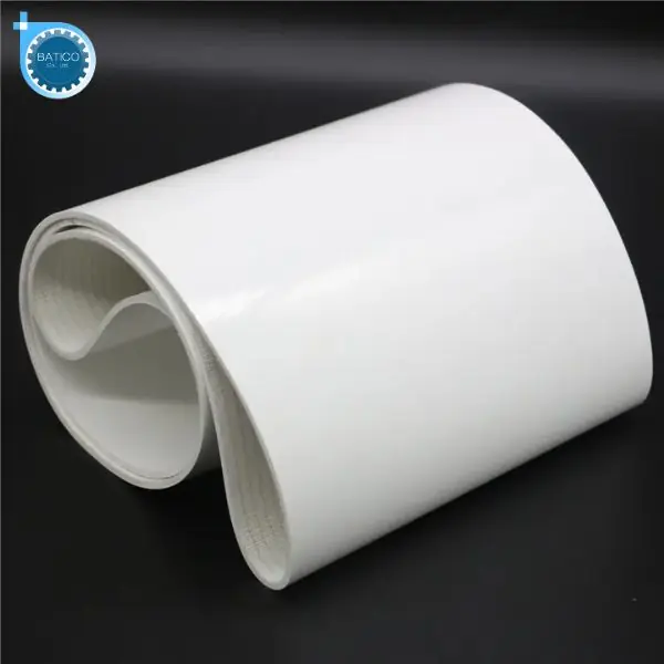 Băng tải PVC trắng c&oacute; bề mặt nhẵn mịn, ph&ugrave; hợp với một số c&ocirc;ng đoạn vận chuyển thực phẩm khi đ&aacute;p ứng ti&ecirc;u chuẩn an to&agrave;n tương ứng