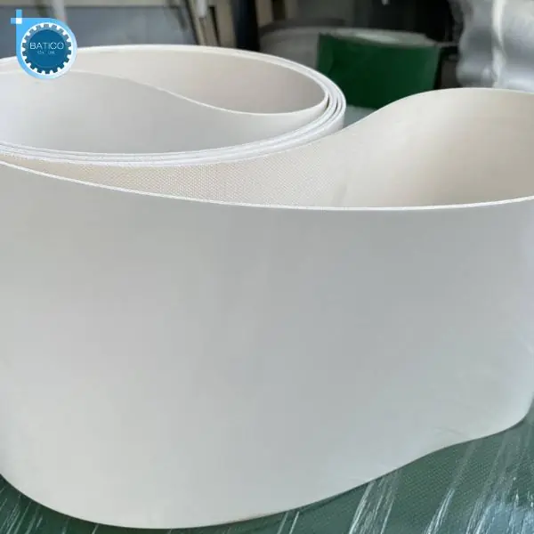 Băng tải PVC trắng c&oacute; bề mặt l&aacute;ng mịn, ph&ugrave; hợp với d&acirc;y chuyền sản xuất cần vệ sinh thường xuy&ecirc;n
