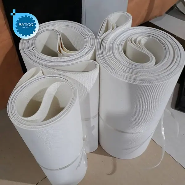 Băng tải PVC trắng d&agrave;y 2mm được sử dụng rộng r&atilde;i trong c&aacute;c d&acirc;y chuyền sản xuất y&ecirc;u cầu bề mặt sạch