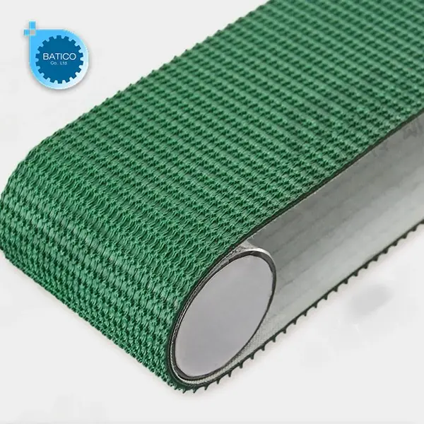 Chọn loại băng tải PVC caro tải sản phẩm tối ưu độ d&agrave;y, chống x&ocirc; lệch m&eacute;p