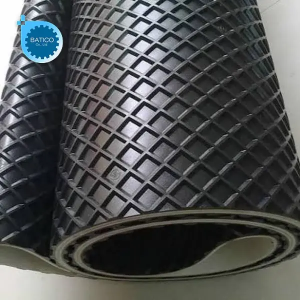 D&ugrave;ng băng tải PVC caro tải sản phẩm chống trượt tốt, vận h&agrave;nh ổn định
